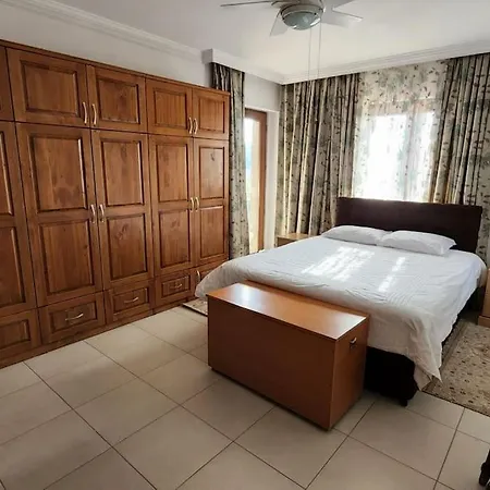 Uezuemluede Havuzlu Muestakil Tatil Villasi 4*