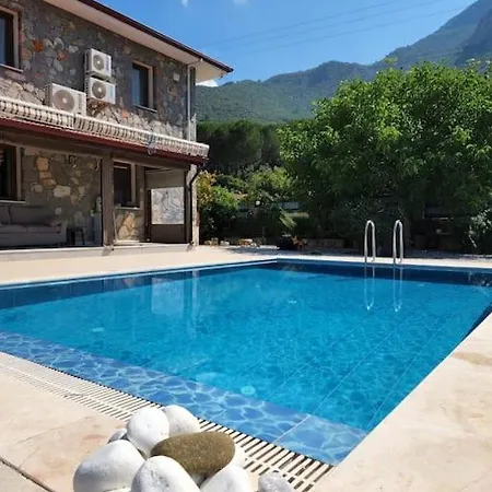 Uezuemluede Havuzlu Muestakil Tatil Villasi Hotel 4*
