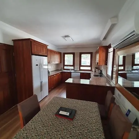 Hotel Uezuemluede Havuzlu Muestakil Tatil Villasi 4*