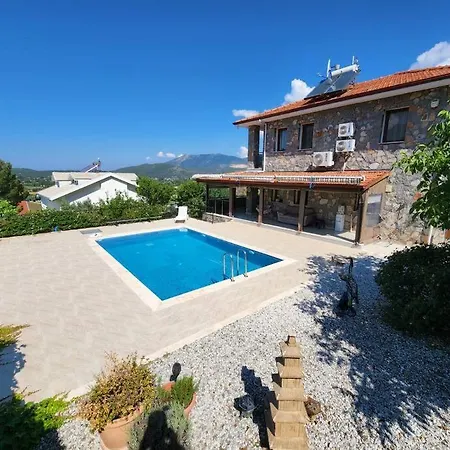 Uezuemluede Havuzlu Muestakil Tatil Villasi Hotel